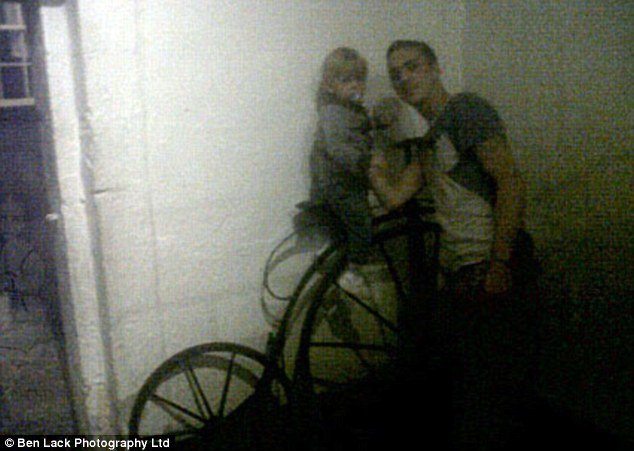 Τρόμος σε στοιχειωμένο μουσείο: Ζευγάρι βλέπει στις φωτογραφίες που τράβηξε ένα κοριτσάκι-φάντασμα [εικόνες] | iefimerida.gr 2