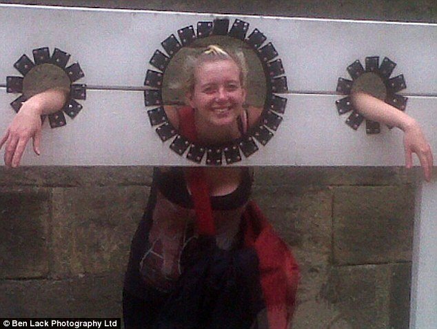 Τρόμος σε στοιχειωμένο μουσείο: Ζευγάρι βλέπει στις φωτογραφίες που τράβηξε ένα κοριτσάκι-φάντασμα [εικόνες] | iefimerida.gr 0