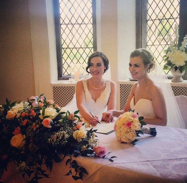 Δύο νυφικά, δύο πέπλα -Το γαμήλιο άλμπουμ δύο ομοφυλόφιλων γυναικών που εντυπωσίασε [εικόνες] | iefimerida.gr 1