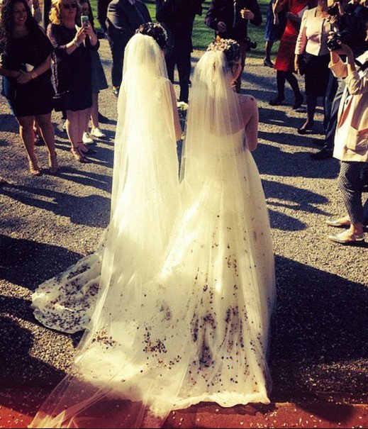 Δύο νυφικά, δύο πέπλα -Το γαμήλιο άλμπουμ δύο ομοφυλόφιλων γυναικών που εντυπωσίασε [εικόνες] | iefimerida.gr 9