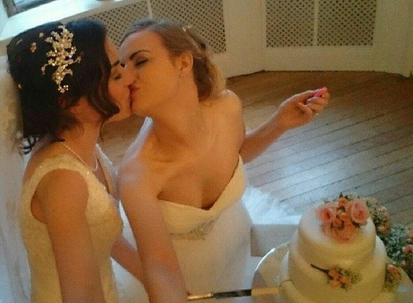 Δύο νυφικά, δύο πέπλα -Το γαμήλιο άλμπουμ δύο ομοφυλόφιλων γυναικών που εντυπωσίασε [εικόνες] | iefimerida.gr 10