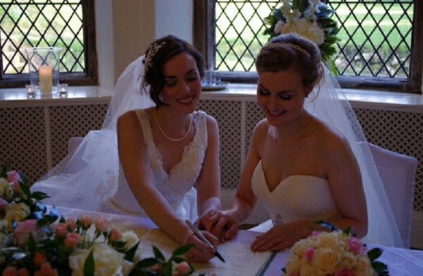 Δύο νυφικά, δύο πέπλα -Το γαμήλιο άλμπουμ δύο ομοφυλόφιλων γυναικών που εντυπωσίασε [εικόνες] | iefimerida.gr 11