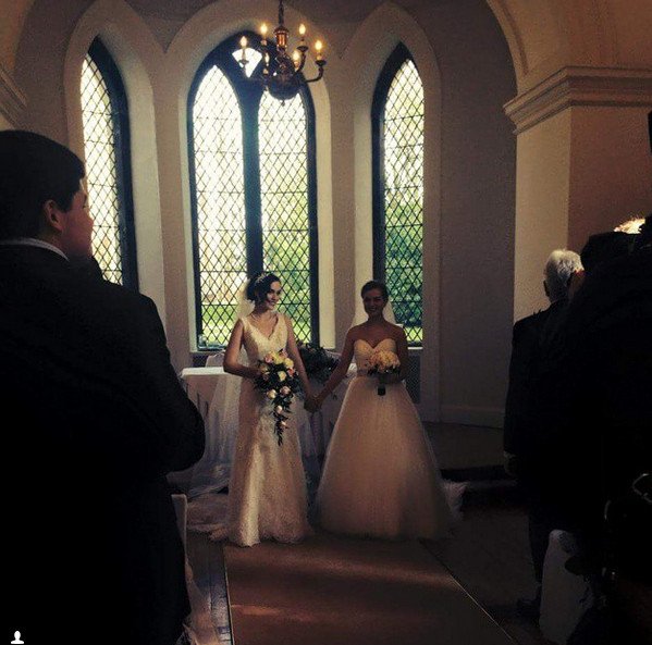 Δύο νυφικά, δύο πέπλα -Το γαμήλιο άλμπουμ δύο ομοφυλόφιλων γυναικών που εντυπωσίασε [εικόνες] | iefimerida.gr 2