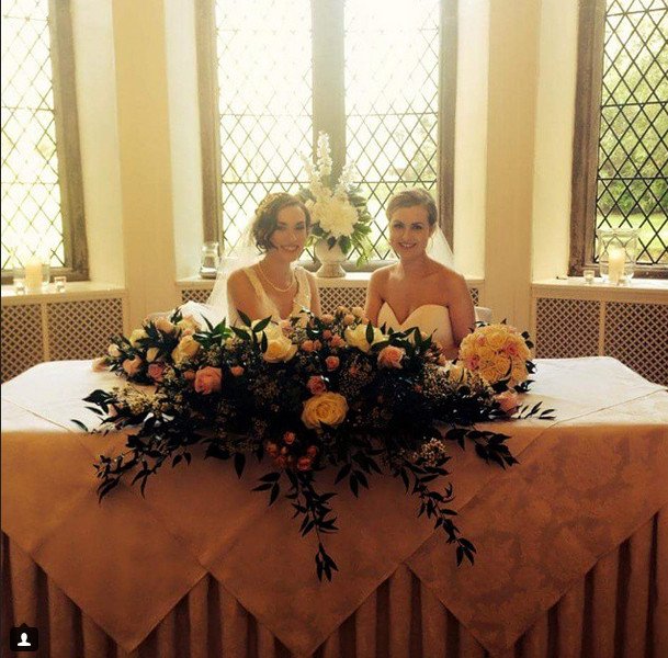 Δύο νυφικά, δύο πέπλα -Το γαμήλιο άλμπουμ δύο ομοφυλόφιλων γυναικών που εντυπωσίασε [εικόνες] | iefimerida.gr 0