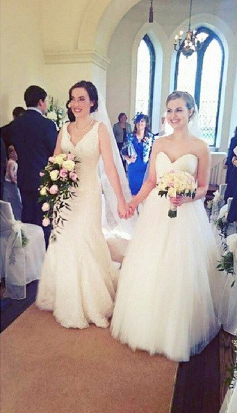 Δύο νυφικά, δύο πέπλα -Το γαμήλιο άλμπουμ δύο ομοφυλόφιλων γυναικών που εντυπωσίασε [εικόνες] | iefimerida.gr 3