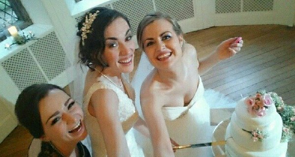 Δύο νυφικά, δύο πέπλα -Το γαμήλιο άλμπουμ δύο ομοφυλόφιλων γυναικών που εντυπωσίασε [εικόνες] | iefimerida.gr 5