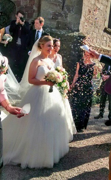 Δύο νυφικά, δύο πέπλα -Το γαμήλιο άλμπουμ δύο ομοφυλόφιλων γυναικών που εντυπωσίασε [εικόνες] | iefimerida.gr 7