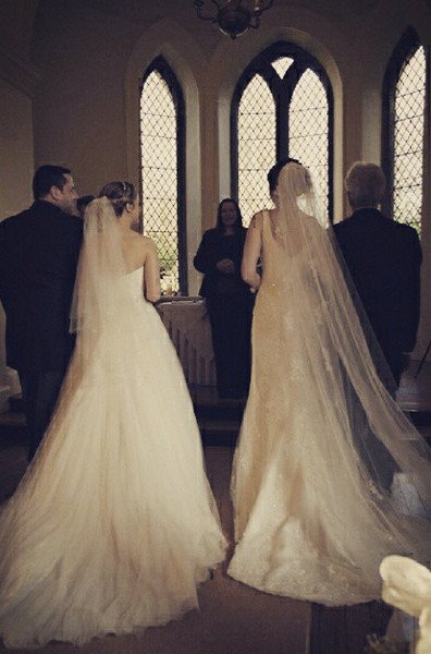 Δύο νυφικά, δύο πέπλα -Το γαμήλιο άλμπουμ δύο ομοφυλόφιλων γυναικών που εντυπωσίασε [εικόνες] | iefimerida.gr 8