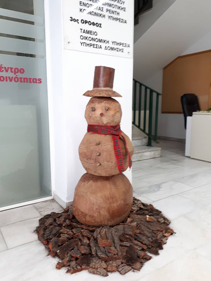 Στόλισαν! Κλάδεψαν τα δέντρα και έφτιαξαν χιονάνθρωπους και Αγιους Βασίληδες [εικόνες]  | iefimerida.gr 2