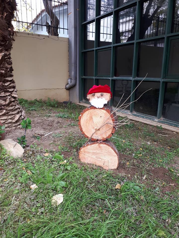 Στόλισαν! Κλάδεψαν τα δέντρα και έφτιαξαν χιονάνθρωπους και Αγιους Βασίληδες [εικόνες]  | iefimerida.gr 3
