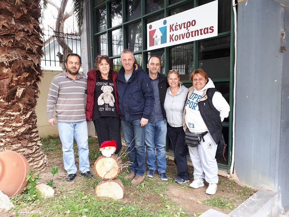 Στόλισαν! Κλάδεψαν τα δέντρα και έφτιαξαν χιονάνθρωπους και Αγιους Βασίληδες [εικόνες]  | iefimerida.gr 1