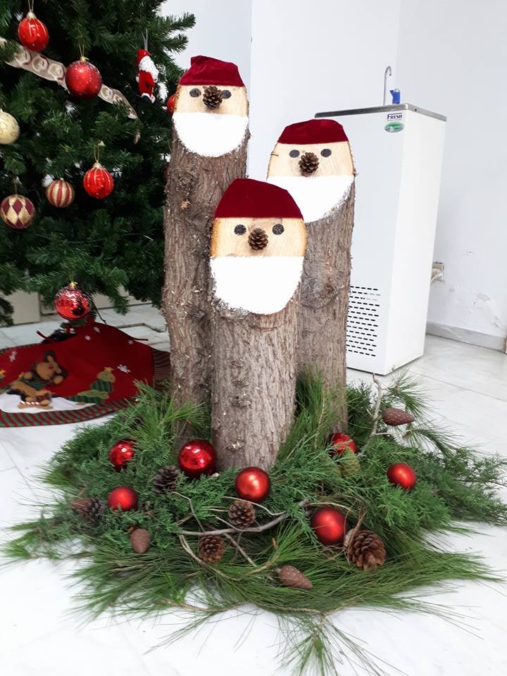 Στόλισαν! Κλάδεψαν τα δέντρα και έφτιαξαν χιονάνθρωπους και Αγιους Βασίληδες [εικόνες]  | iefimerida.gr 0