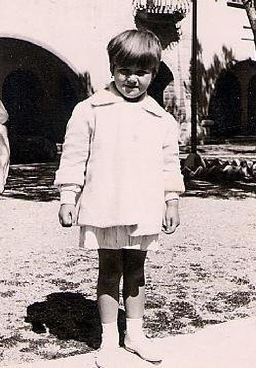 Σπάνια φωτογραφία: Η Ρούλα Κορομηλά όταν ήταν μικρό κοριτσάκι [εικόνα] | iefimerida.gr 0