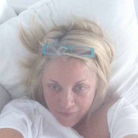 Η Ρούλα Κορομηλά ξαπλώνει στο κρεβάτι της και φωτογραφίζεται χωρίς ίχνος μακιγιάζ [εικόνα] | iefimerida.gr 0