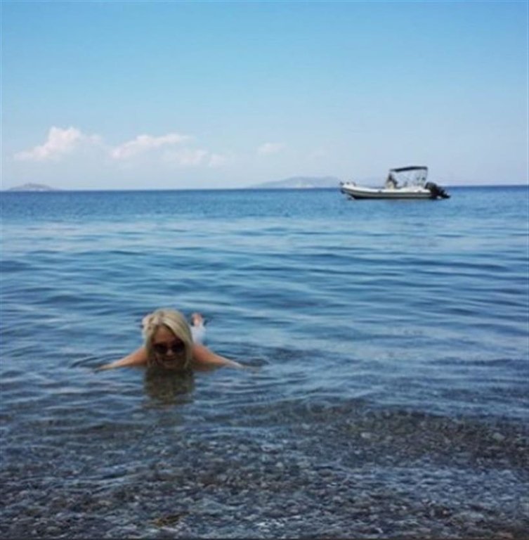 Ρούλα Κορομηλά: Η  φωτογραφία της από την παραλία μετά το διαζύγιο με το «Ε» [εικόνα] | iefimerida.gr 0
