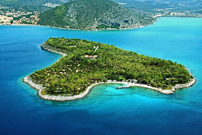 Ο Τζόνι Ντεπ θέλει να αγοράσει τη νήσο Κορωνίδα -Μαγεμένος από τις ελληνικές ομορφιές | iefimerida.gr 0