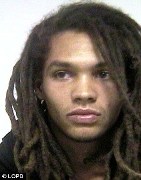 Αυτός είναι ο νέος κακοποιός που τρέλανε τις γυναίκες στο Twitter -Συναγωνίζεται τον γαλανομάτη γκάνγκστερ [εικόνες] | iefimerida.gr 2