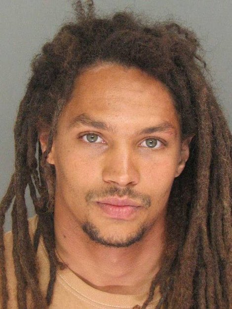 Αυτός είναι ο νέος κακοποιός που τρέλανε τις γυναίκες στο Twitter -Συναγωνίζεται τον γαλανομάτη γκάνγκστερ [εικόνες] | iefimerida.gr 0