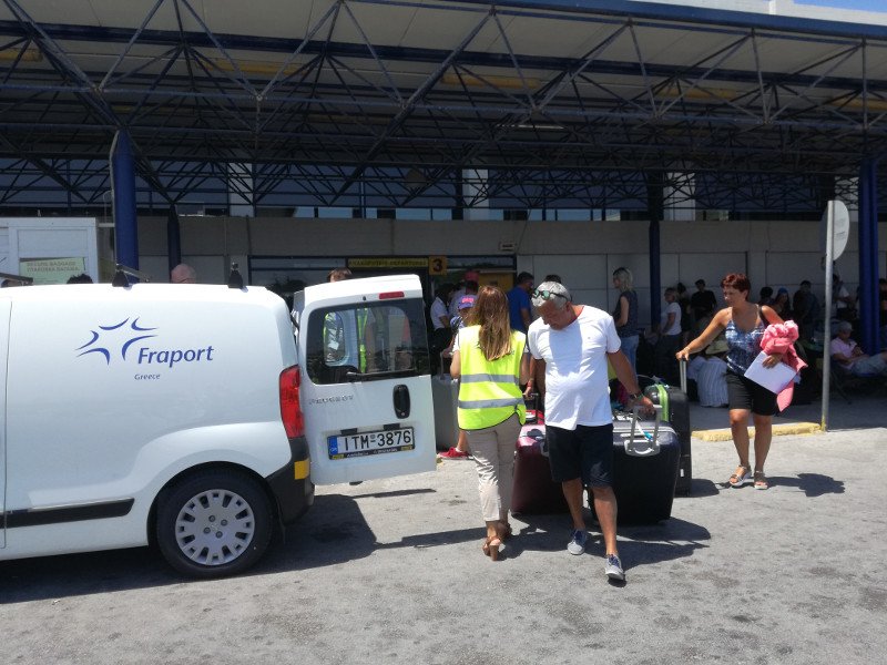 Κως: Καθυστερήσεις στις πτήσεις από τον σεισμό -Μοιράζουν νερό και φαγητό στους επιβάτες [εικόνες] | iefimerida.gr 1