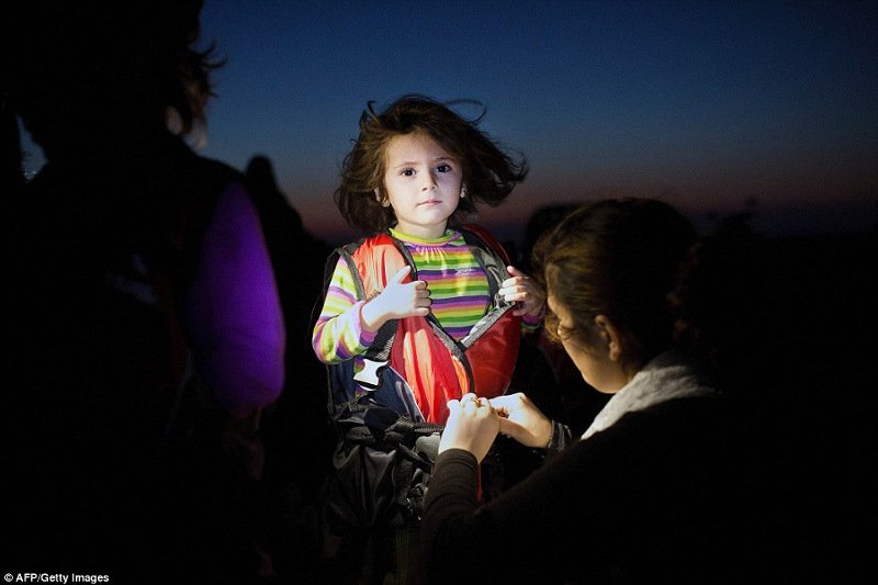 Ο πνιγμός του μικρού Αϊλάν και το φουστάνι της Ριάνα -Οι δυο όψεις του κόσμου το 2015 [εικόνες] | iefimerida.gr 35