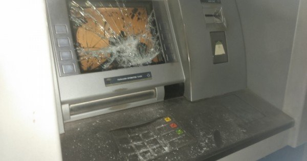 Κως: Το ΑΤΜ ξέμεινε από ρευστό και το ...έσπασε! [εικόνες] | iefimerida.gr 0