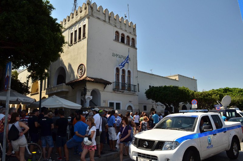 Κως: Ακροδεξιοί προπηλάκισαν Αβραμόπουλο-Τίμερμανς [εικόνες & βίντεο] | iefimerida.gr 1