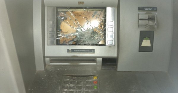 Κως: Το ΑΤΜ ξέμεινε από ρευστό και το ...έσπασε! [εικόνες] | iefimerida.gr 1