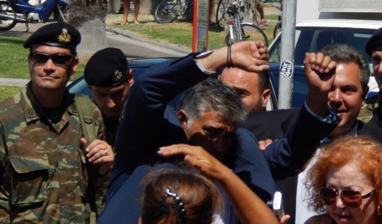 Κως: Πέταξαν αυγά στον Πάνο Καμμένο - Γιουχαΐσματα, μούτζες και φωνές: «Στα τέσσερα» [βίντεο] | iefimerida.gr 0