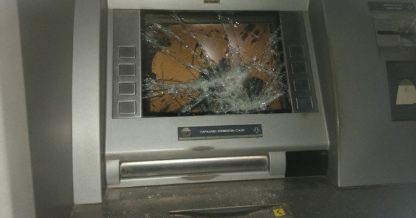 Κως: Το ΑΤΜ ξέμεινε από ρευστό και το ...έσπασε! [εικόνες] | iefimerida.gr 2