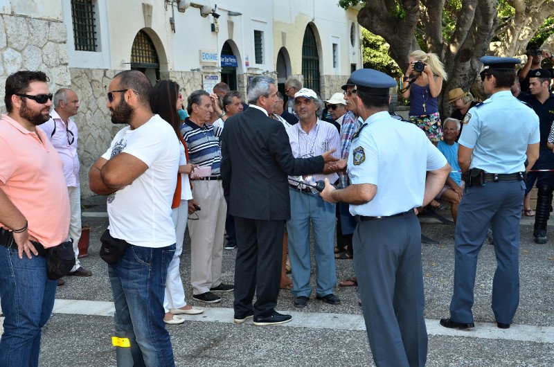 Κως: Ακροδεξιοί προπηλάκισαν Αβραμόπουλο-Τίμερμανς [εικόνες & βίντεο] | iefimerida.gr 2