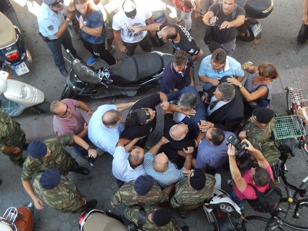 Κως: Πέταξαν αυγά στον Πάνο Καμμένο - Γιουχαΐσματα, μούτζες και φωνές: «Στα τέσσερα» [βίντεο] | iefimerida.gr 1