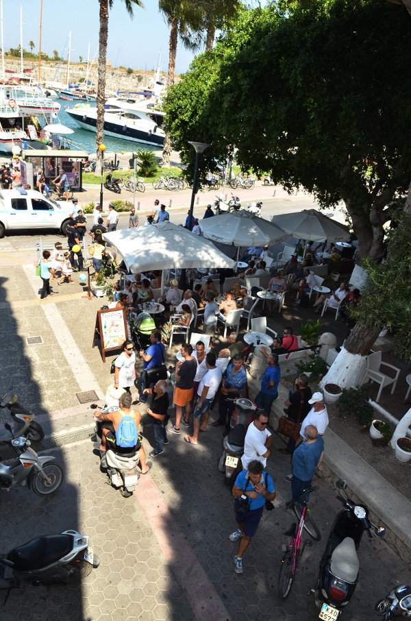 Κως: Ακροδεξιοί προπηλάκισαν Αβραμόπουλο-Τίμερμανς [εικόνες & βίντεο] | iefimerida.gr 4