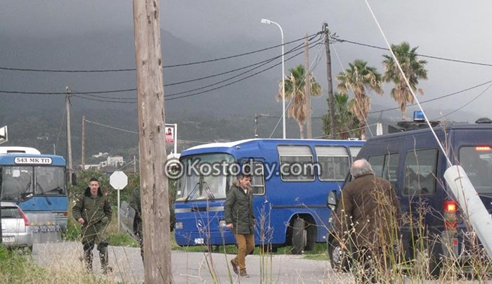 Επεισόδια στην Κω: Συγκρούσεις ΜΑΤ-κατοίκων που διαμαρτύρονται για το hotspot -3 τραυματίες [εικόνες & βίντεο] | iefimerida.gr 1
