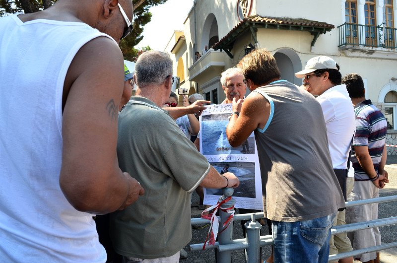 Κως: Ακροδεξιοί προπηλάκισαν Αβραμόπουλο-Τίμερμανς [εικόνες & βίντεο] | iefimerida.gr 3