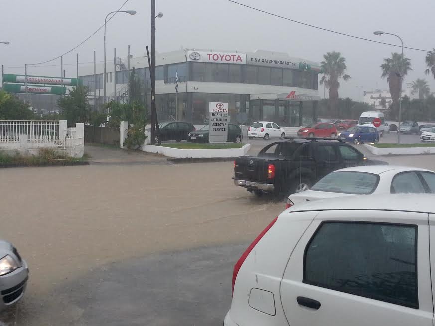 Ποτάμια οι δρόμοι της Κω από την έντονη βροχόπτωση [εικόνες] | iefimerida.gr 2