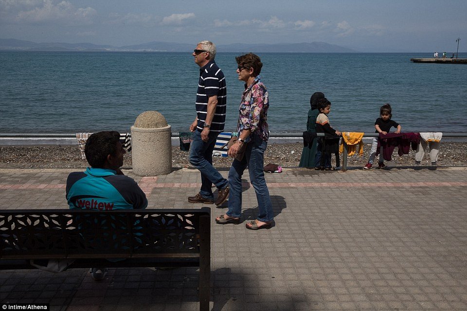 «Αηδιαστικό κολαστήριο» η Κως -Η Daily Mail εξηγεί πώς εξαθλιωμένοι μετανάστες ενοχλούν τους παχουλούς τουρίστες! [εικόνες] | iefimerida.gr 6