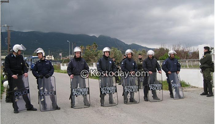 Επεισόδια στην Κω: Συγκρούσεις ΜΑΤ-κατοίκων που διαμαρτύρονται για το hotspot -3 τραυματίες [εικόνες & βίντεο] | iefimerida.gr 0