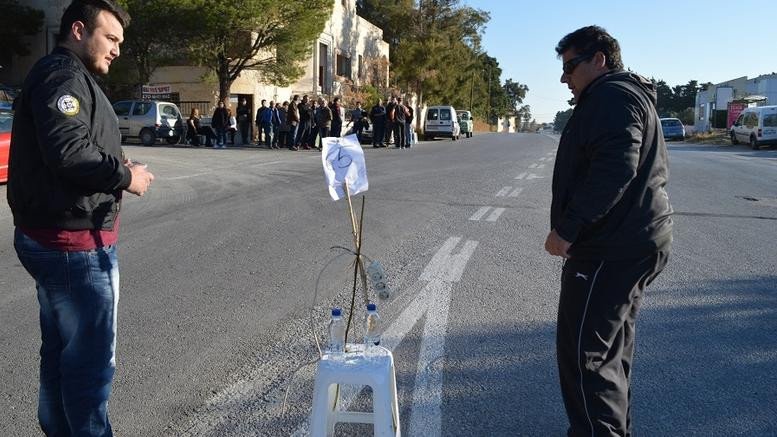Το τρολάρισμα κατοίκων της Κω στον Καμμένο - Τον περίμεναν με... φορτιστές, κινητά και νερά [εικόνα] | iefimerida.gr 1