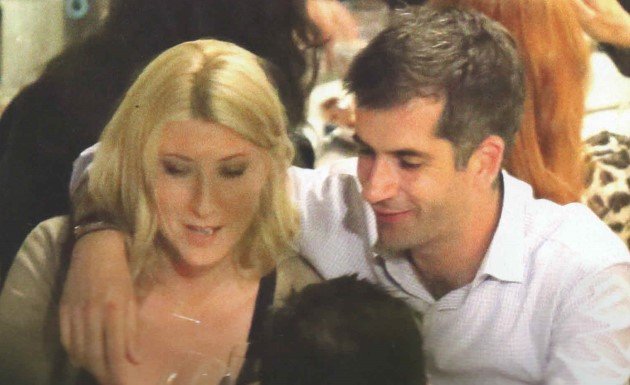 Κοσιώνη-Μπακογιάννης σε διαχυτικές στιγμές: Αγκαλιές και χάδια [εικόνες] | iefimerida.gr 0