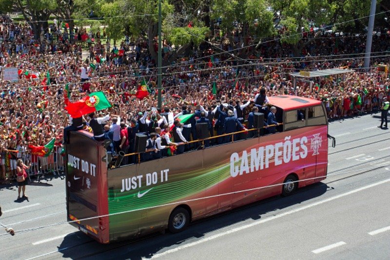 Οι Πορτογάλοι στους δρόμους - Τίμησαν τους πρωταθλητές [εικόνες] | iefimerida.gr 2