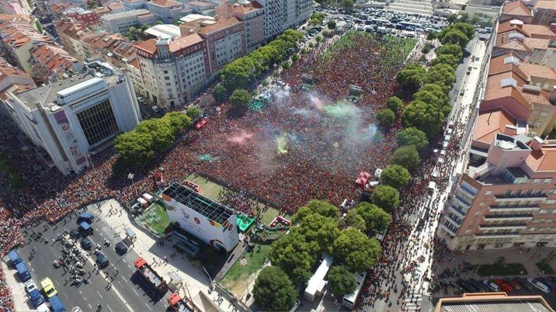 Οι Πορτογάλοι στους δρόμους - Τίμησαν τους πρωταθλητές [εικόνες] | iefimerida.gr 3