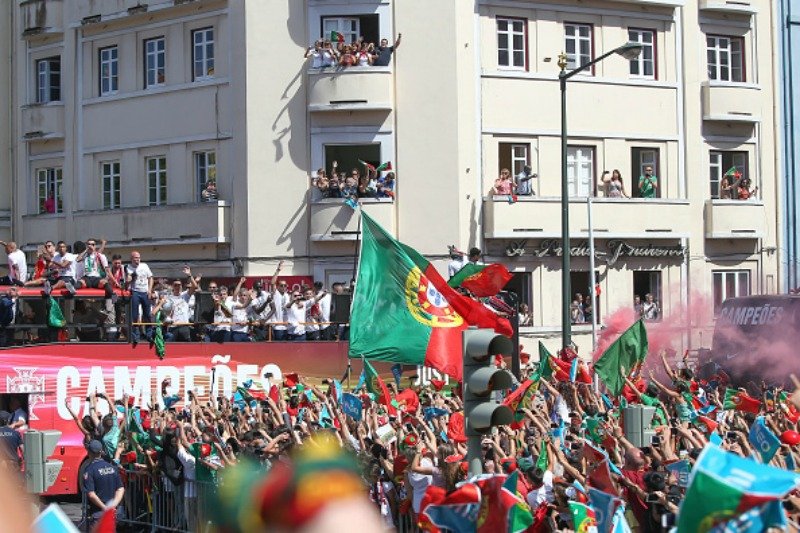Οι Πορτογάλοι στους δρόμους - Τίμησαν τους πρωταθλητές [εικόνες] | iefimerida.gr 0