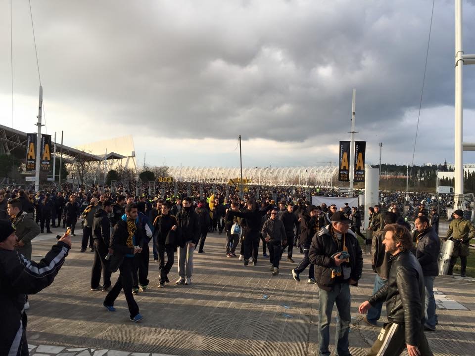 Χωρίς προβλήματα έφτασαν οι αποστολές ΑΕΚ και Ολυμπιακού στο ΟΑΚΑ [εικόνες] | iefimerida.gr 1
