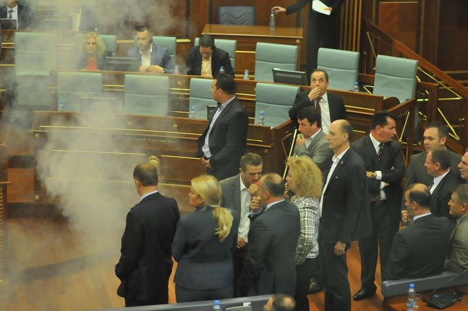 Απίστευτο: Βουλευτής του Κοσόβου έριξε δακρυγόνο στην αίθουσα της Βουλής! [εικόνες] | iefimerida.gr 0