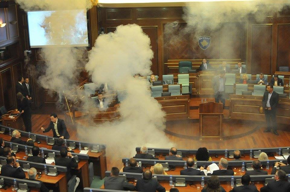 Απίστευτο: Βουλευτής του Κοσόβου έριξε δακρυγόνο στην αίθουσα της Βουλής! [εικόνες] | iefimerida.gr 1