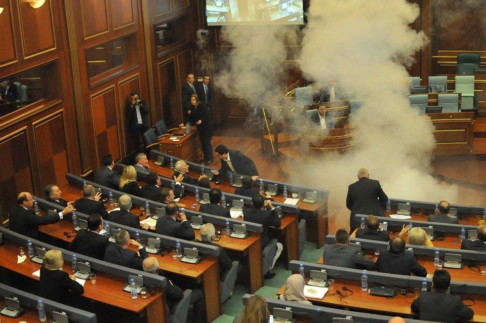 Απίστευτο: Βουλευτής του Κοσόβου έριξε δακρυγόνο στην αίθουσα της Βουλής! [εικόνες] | iefimerida.gr 2