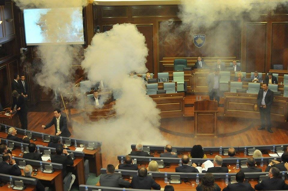 Απίστευτο: Βουλευτής του Κοσόβου έριξε δακρυγόνο στην αίθουσα της Βουλής! [εικόνες] | iefimerida.gr 3