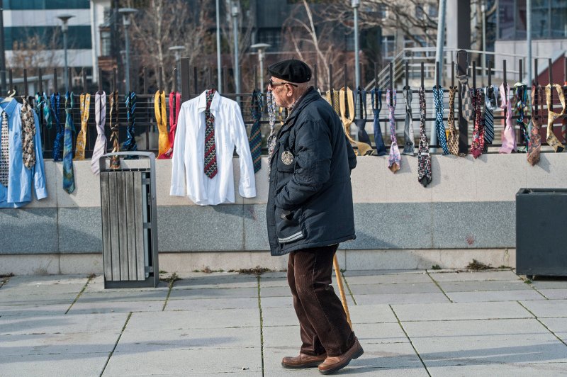 Κόσοβο: Ο πρωθυπουργός διπλασίασε τον μισθό του και οι πολίτες κρέμασαν 300 γραβάτες [εικόνες] | iefimerida.gr 1