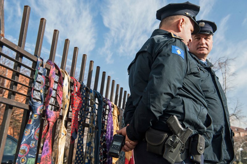 Κόσοβο: Ο πρωθυπουργός διπλασίασε τον μισθό του και οι πολίτες κρέμασαν 300 γραβάτες [εικόνες] | iefimerida.gr 0