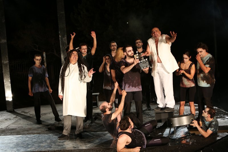 Η παράσταση παρουσιάζεται με αγγλικούς υπέρτιτλους